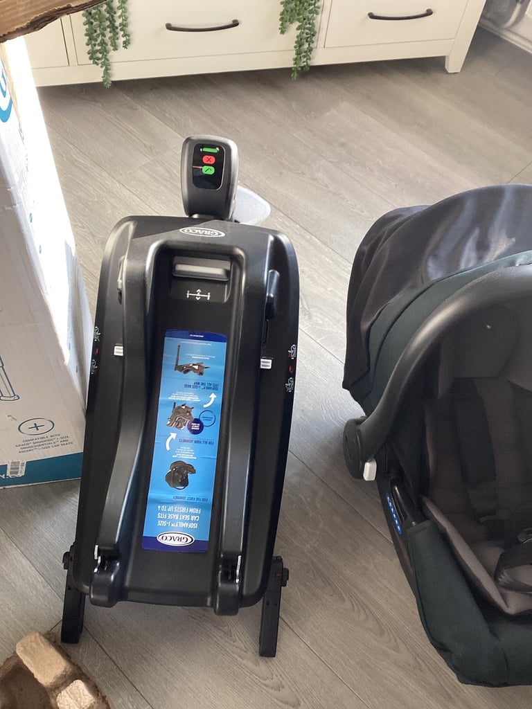GRACO SNUGESSENTIALS CAR SEAT AND ISOFIX BRAND NEW.