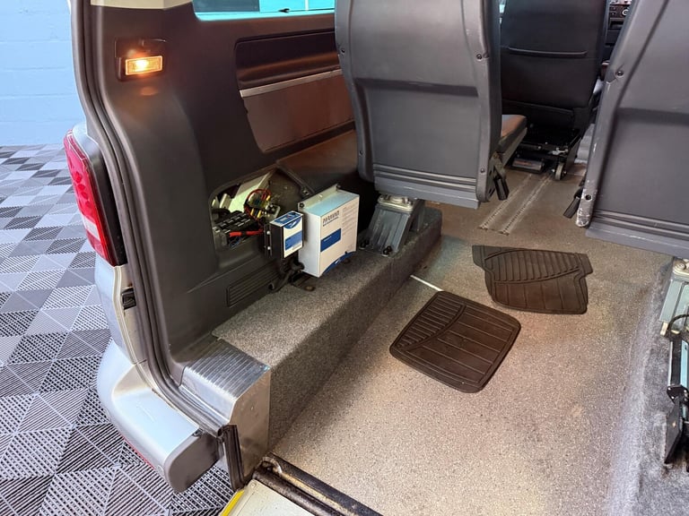 2011 Volkswagen Caravelle 2.0 TDI Executive DSG Euro 5 5dr MPV Diesel Automatic