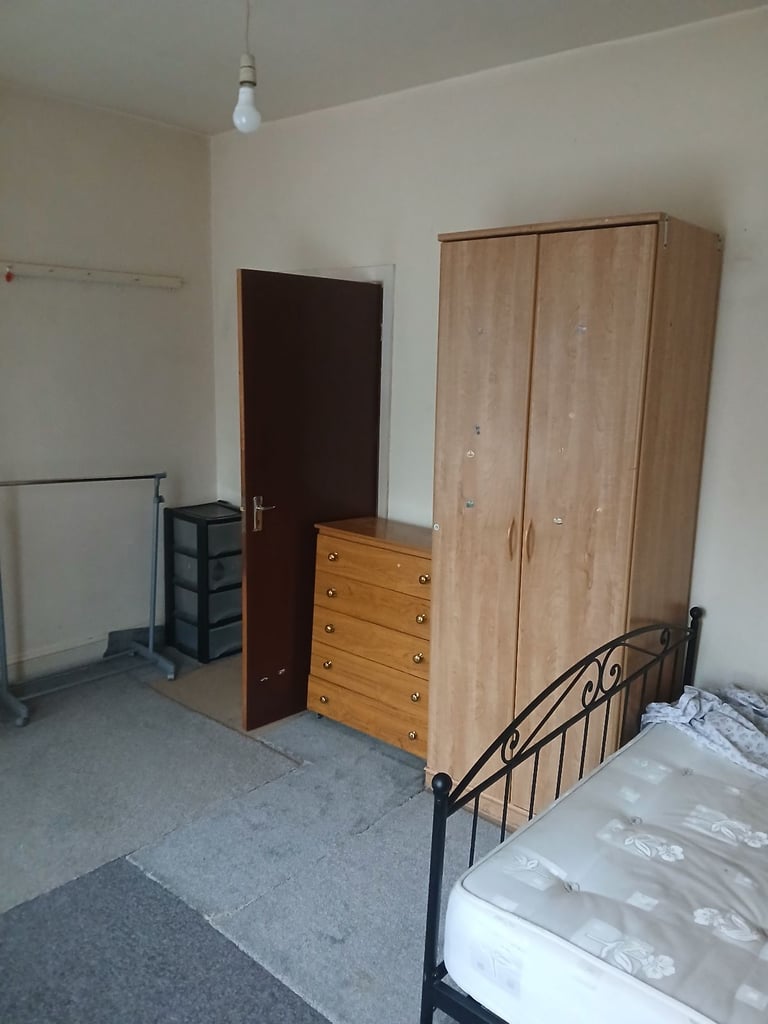 3 bedroom house Fully Furnished 2x WC available to rent £1450.00 pcm Great Location