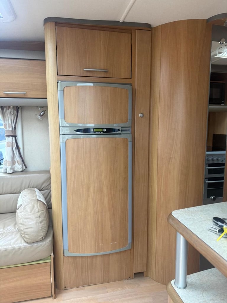2008 Swift Conqueror 645 Fixed island  bed with new mattress