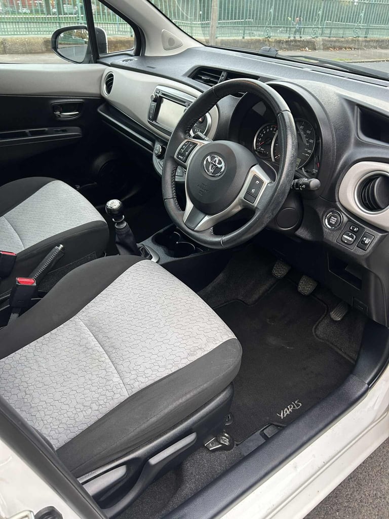 2011 Toyota Yaris 1.33 VVT-i T Spirit 5dr-10 service stamps HATCHBACK Petrol Manual