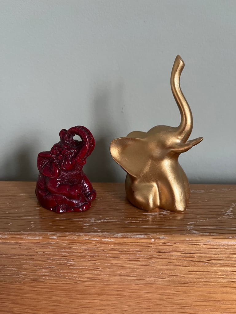 2 cute elephant ornaments