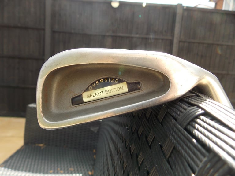 Mens Right Handed Knight Tour Series Golf Club Set + Bag, Balls and Tees