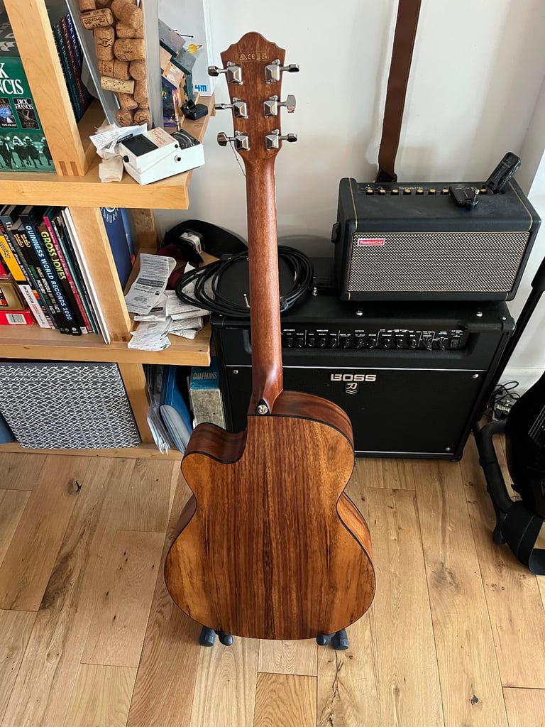 Ibanez electro acoustic guitar. VC40WSVE-OPB