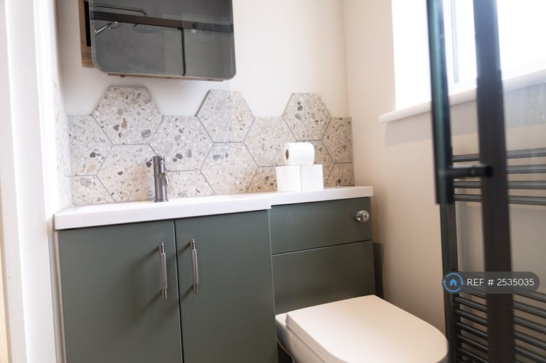 1 bedroom flat in London, London, CR7 (1 bed) (#2535035)