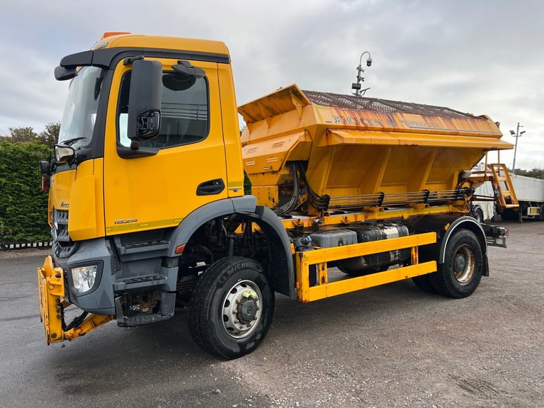 2017 Mercedes-Benz AROCS 1824 BLUETEC 6 18 TON AUTO 4X4 ECON GRITTER C/W PLOUGH ATTACHMENT (EURO ...