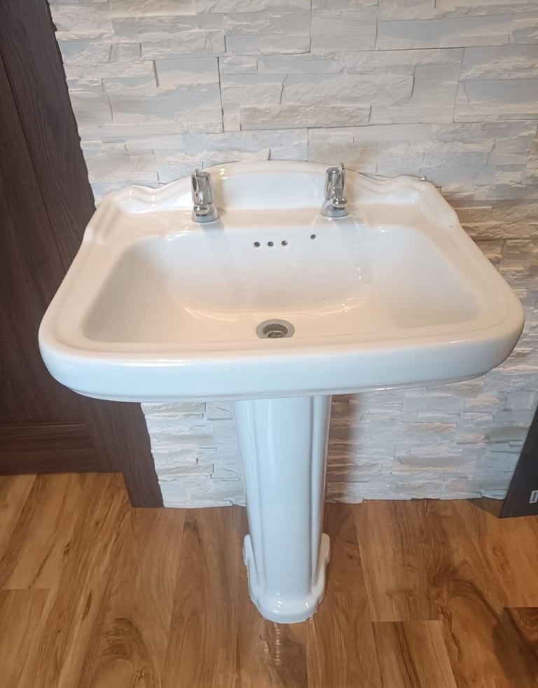 White bathroom sink with taps in very good condition. £20.
