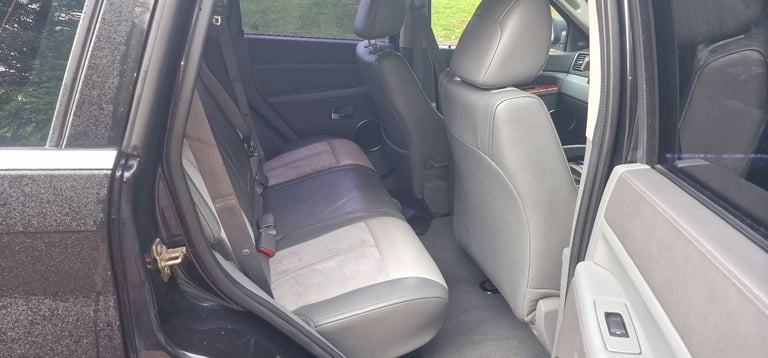 JEEP GRAND CHEROKEE OVERLAND 3LITRE CRD 4X4 FACTORY BLACK. FULL MOT