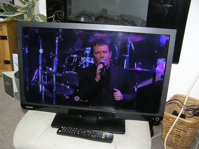 26ins TOSHIBA    DVD/CD   TV.  ( not smart. )