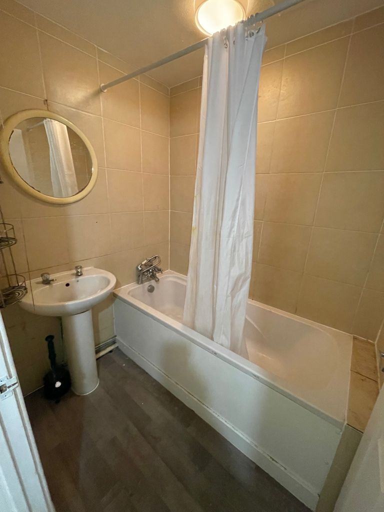 BEAUTIFUL 4 BEDROOM FLAT FOR RENT IN CRANFORD 