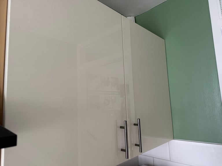 Cream gloss howdens cupboard doors/draws