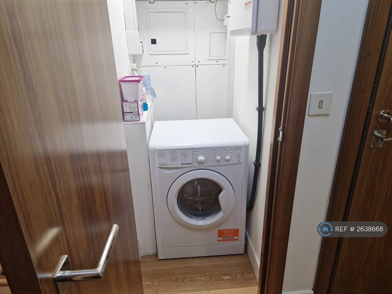 2 bedroom flat in Sugar Lane, London, SE16 (2 bed) (#2638668)