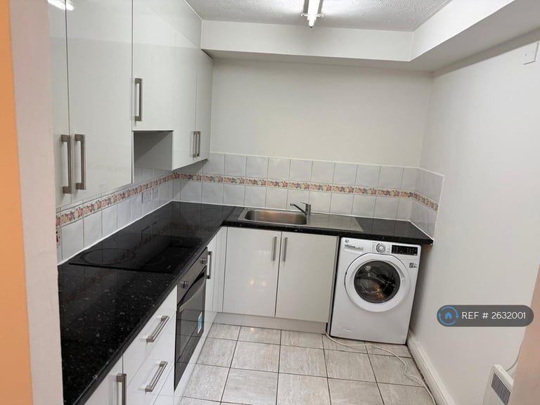 2 bedroom flat in Stirling Grove, Hounslow, TW3 (2 bed) (#2632001)