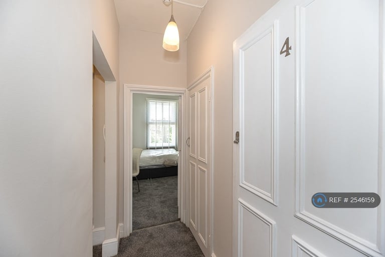 2 bedroom flat in West Cromwell Road, London, SW5 (2 bed) (#2546159)