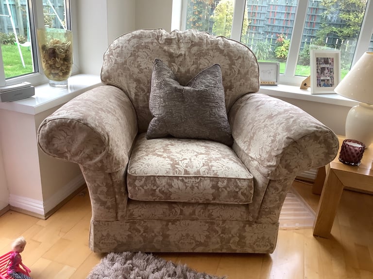 Beautiful Marks & Spencer 2 seat sofa & 2 Chairs