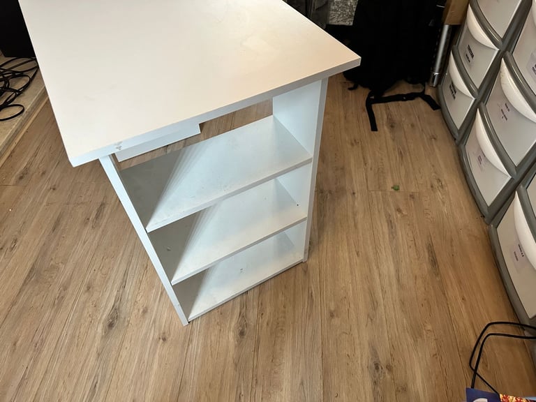 USED WHITE OFFICE/COMPUTER DESK 120x49CM