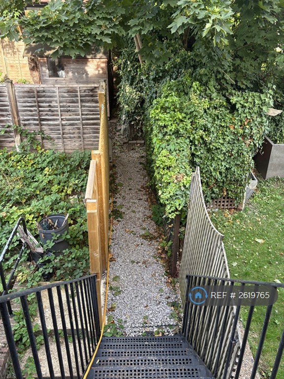 3 bedroom flat in Fieldview, London, SW18 (3 bed) (#2619765)