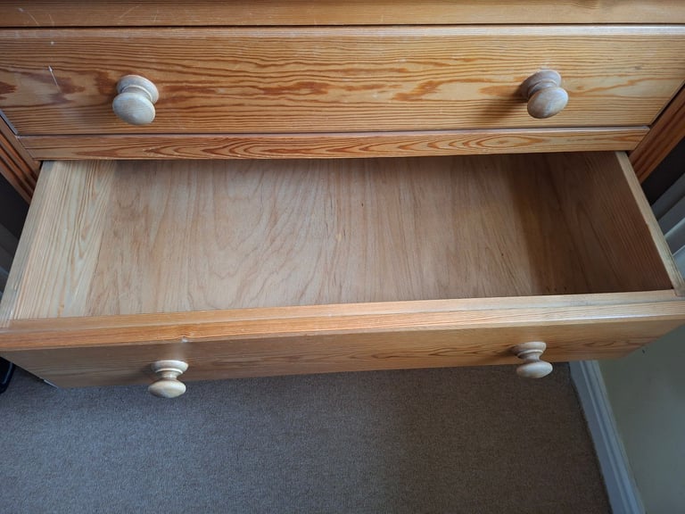 Pine chest of drawers 