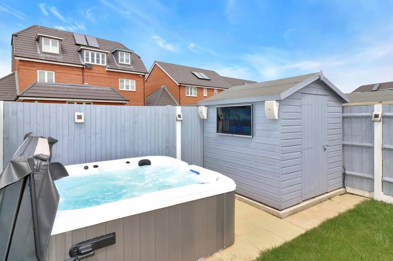 16k Luxury 5-Person Hot Tub – Excellent Condition | Only Selling Due to Leaving the UK