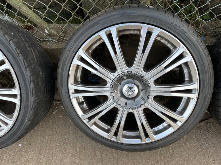 20” Alloy wheels with 255/35 ZR20 tyres.