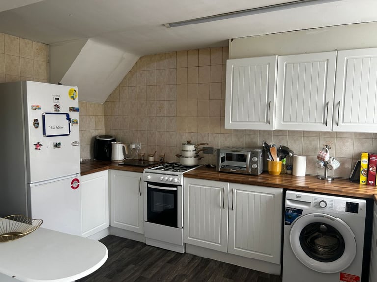 3 bed end terraced to rent with parking