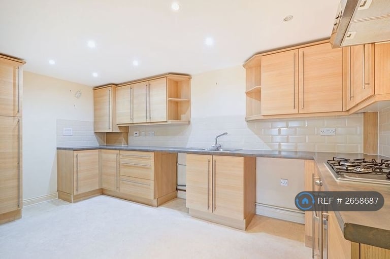 5 bedroom house in Sparnock Grove, Truro, TR1 (5 bed) (#2658687)