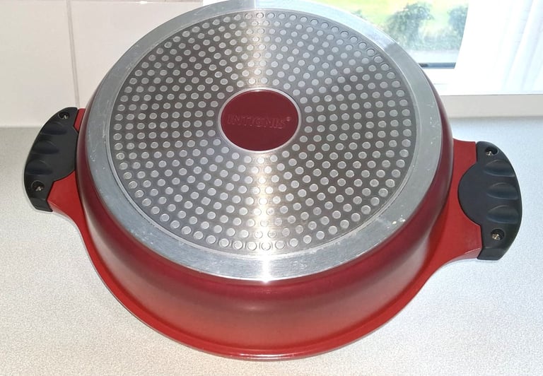 LARGE ALUMINIUM/CERAMIC MOROCCAN TAGINE DISH- NON- STICK IN PERFECT CONDITION 