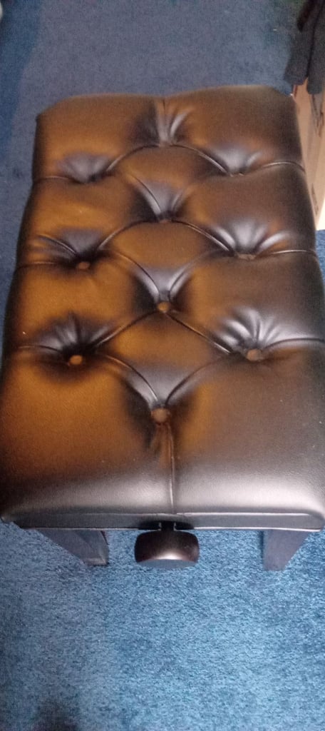 ROLAND KR-100 & ROLAND PIANO STOOL 