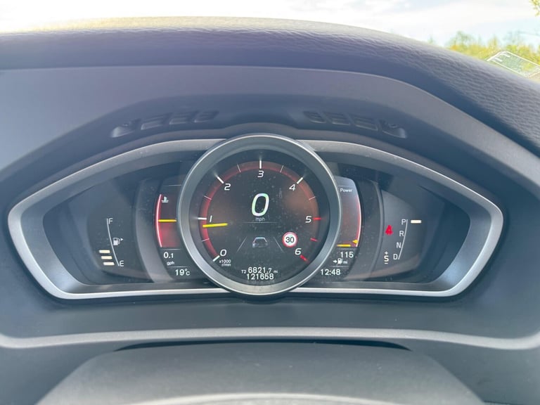 2016 Volvo V40 2.0 D4 R-Design Lux Nav Auto Euro 6 (s/s) 5dr HATCHBACK Diesel Automatic