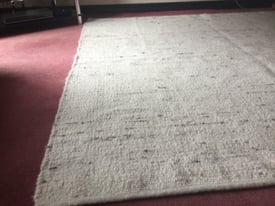 LARGE CREAM FLECKED RUG FOR SALE EXCELLENT CONDITION