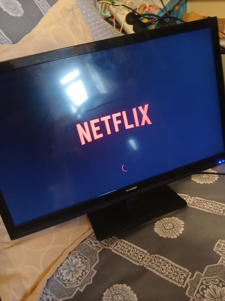 image for Smart 24 inch HDTV Television