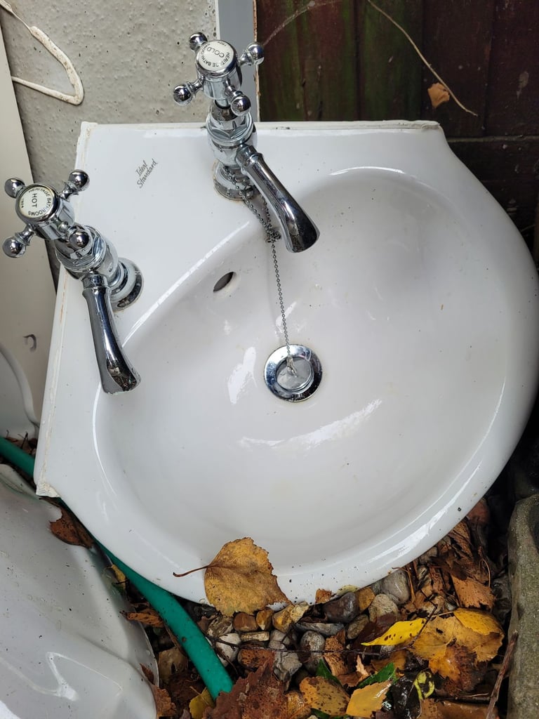 Corner basin with Heritage taps