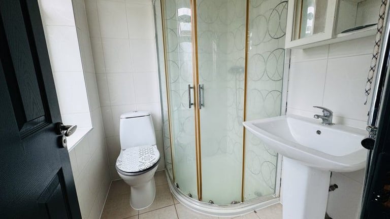 SPACIOUS 5 -BED HOUSE -SURBITON suitable for assisted living or supported living as well