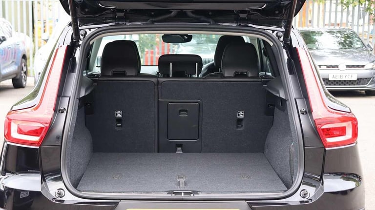  Volvo XC40 B4 (P) Ultra Bright (Sunroof, Harman Kardon, 360 Camera) Petrol/Electric Hybrid Autom...