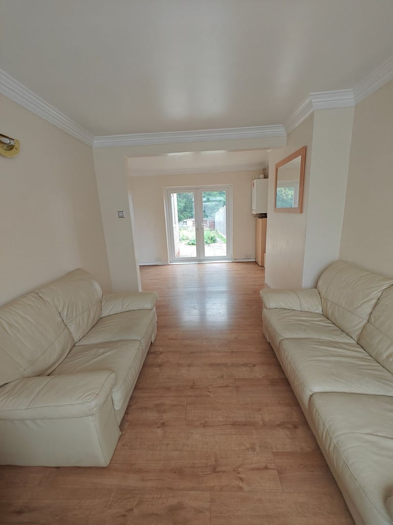 BEAUTIFUL 3 BEDROOM HOSUE TO RENT IN FELTHAM