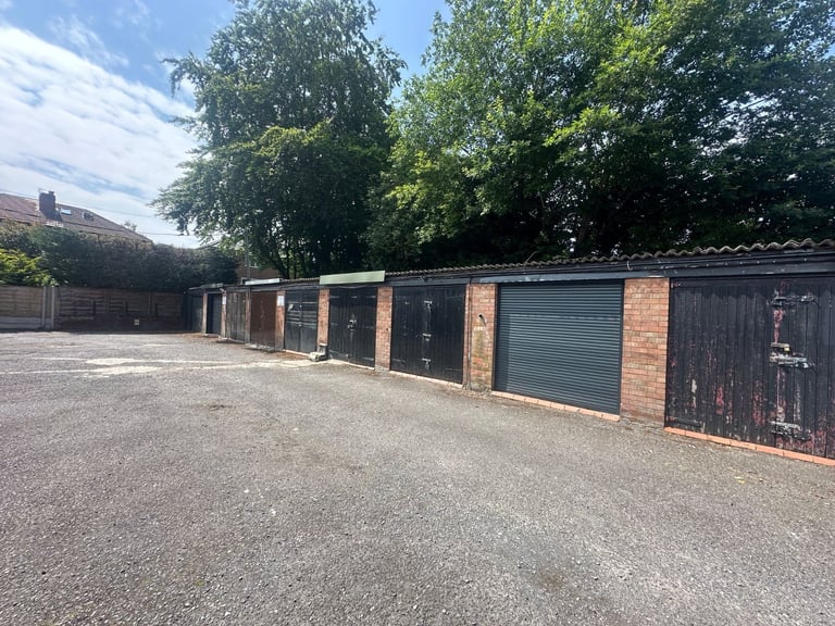 GARAGE TO RENT: BURY, GREATER MANCHESTER: