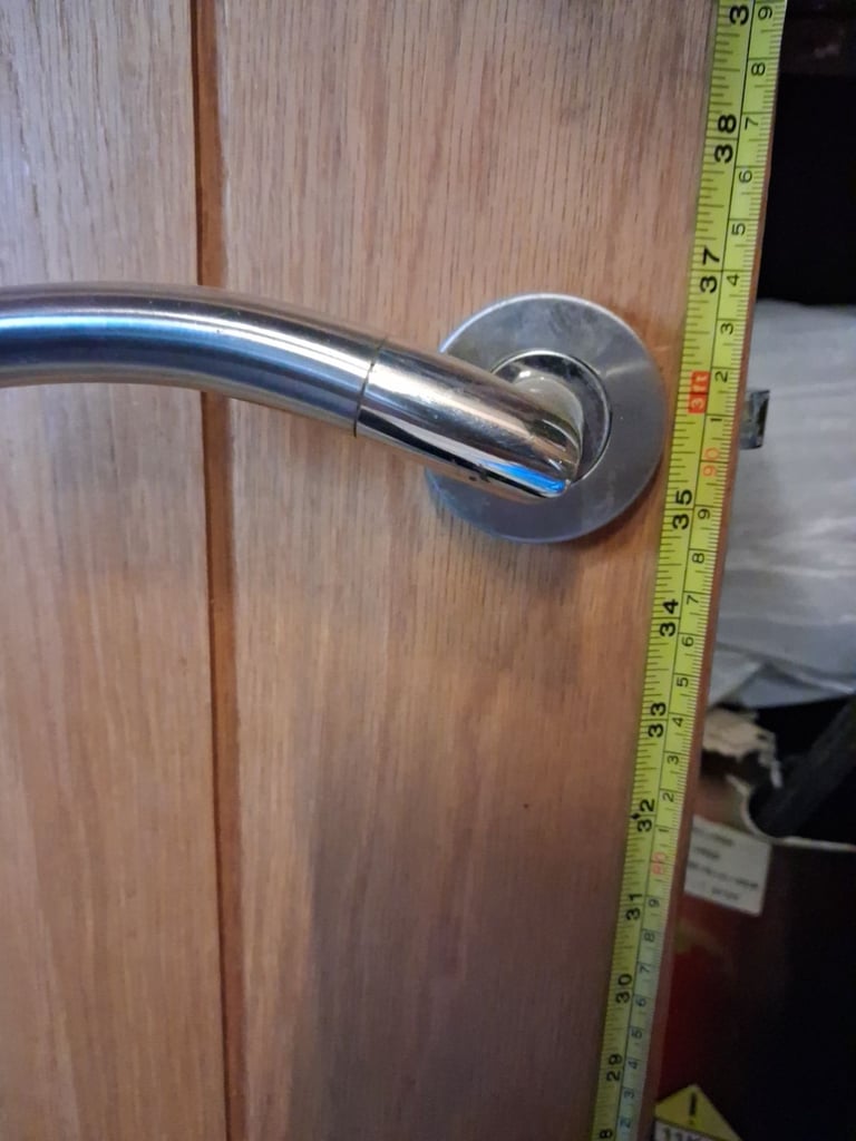 Oak solid door with handle