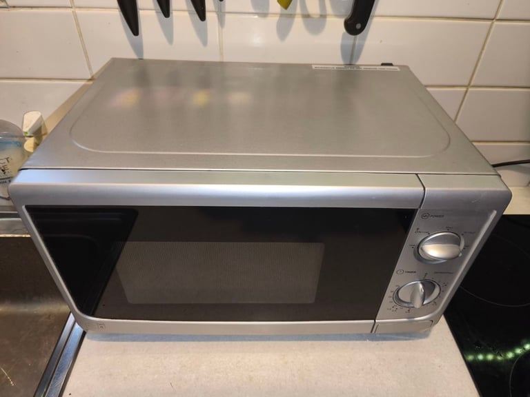 Microwave SAINSBURY 700 W