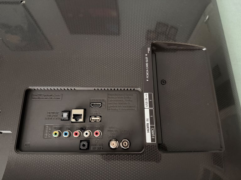 LG 43” 4K UHD Smart TV (Model 43UH668V) + Perlegear Table Stand – Excellent Condition
