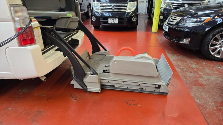  Nissan Elgrand Caravan twin mobility Chair auto lift Petrol Automatic