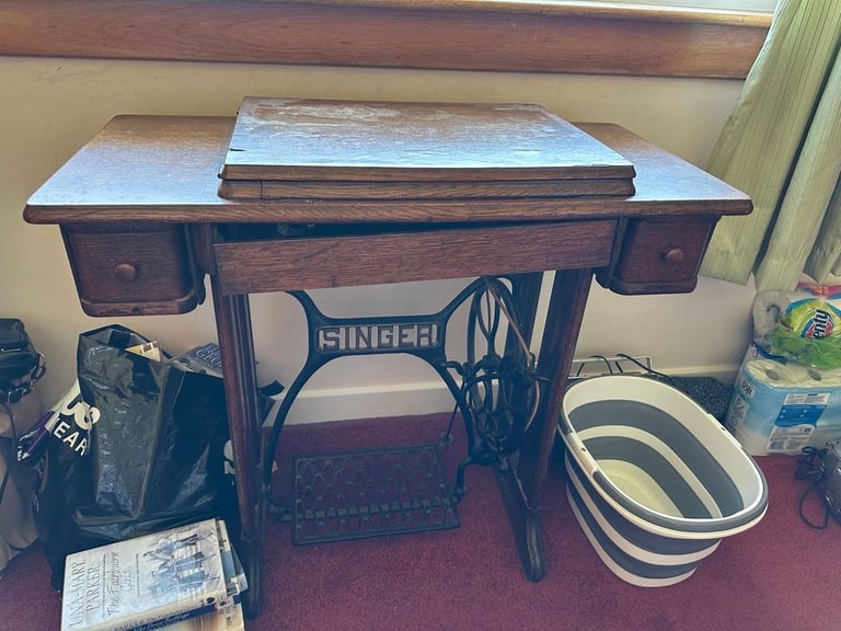 Vintage 1920s Singer Sewing Machine and table