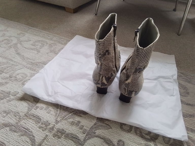 Boots By Russell & Bromley In Snakeskin Leather Size 8