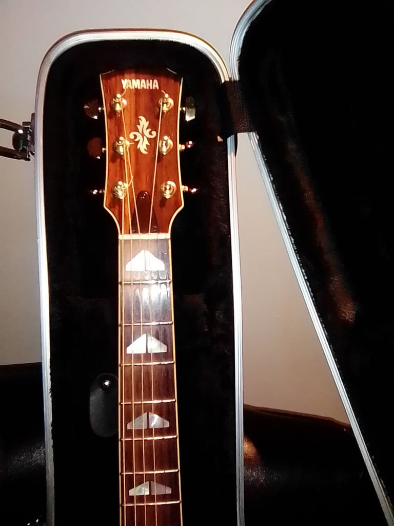 YAMAHA APX900 E/ACOUSTIC RED/GOLD SPRUCE TOP NEW SET UP/STRINGS FREE CASE