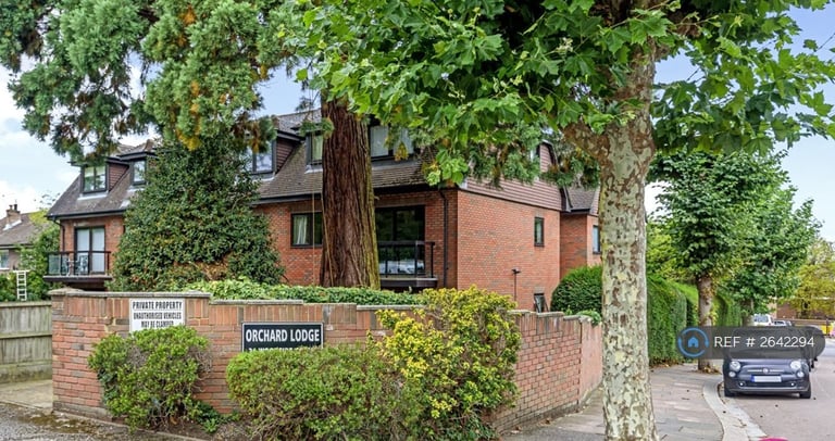 2 bedroom flat in Orchard Lodge, London, N12 (2 bed) (#2642294)
