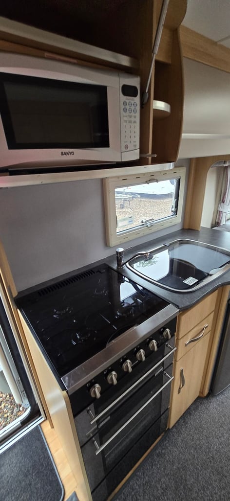 Coachman pastiche 524/4 berth 2011 motor mover fantastic condition large end bathroom