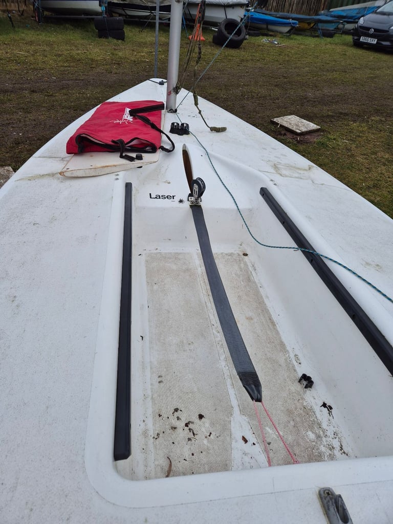Laser sailing dinghy with combi road trailer