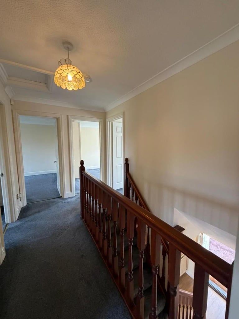 5 BEDROOM DETACHED HOME IN WINDSOR