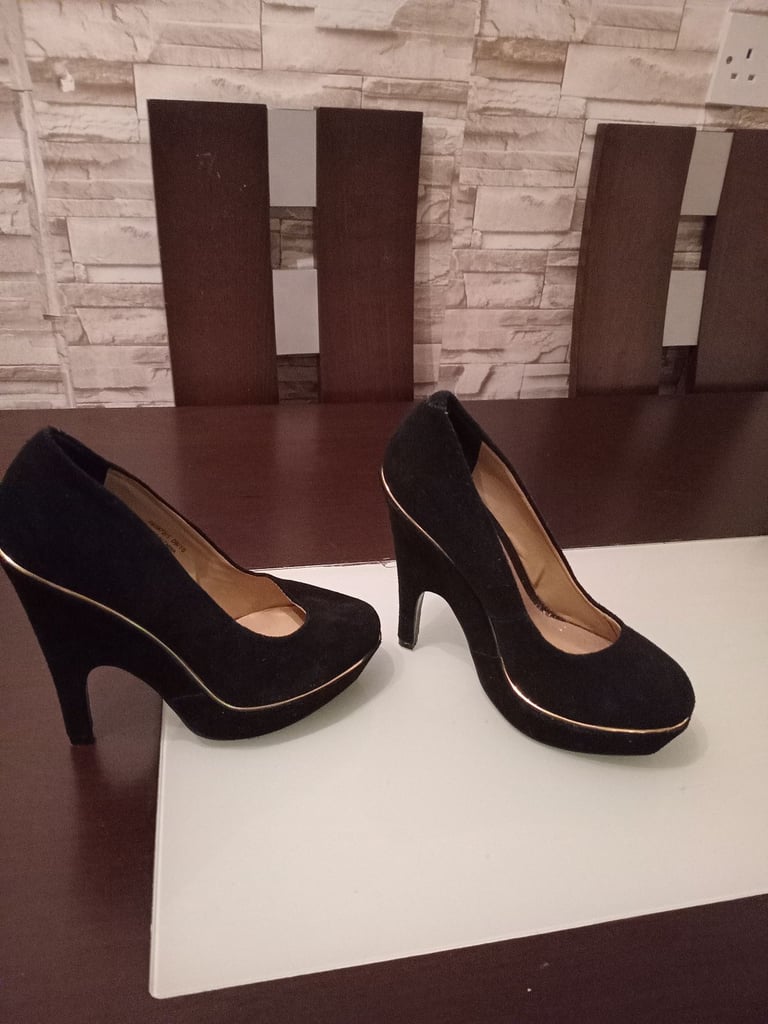 Black heels size 4