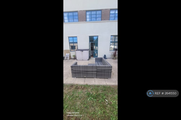 1 bedroom flat in Hayes Road, Sully, Penarth, CF64 (1 bed) (#2641550)