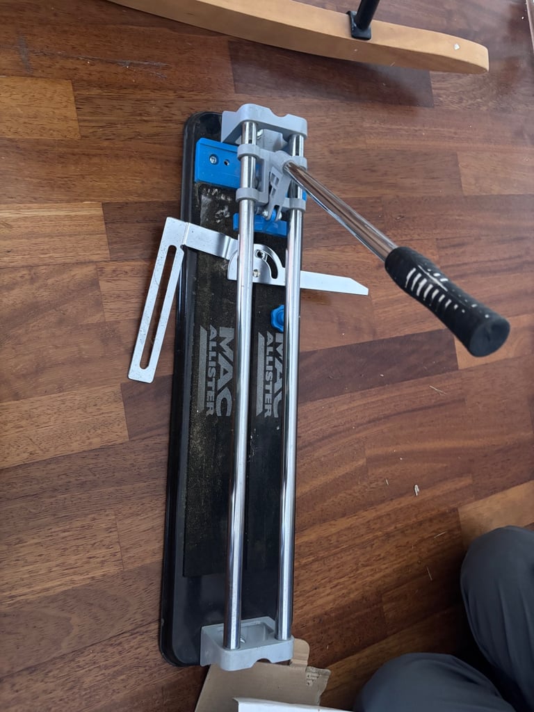 Manual tile cutter